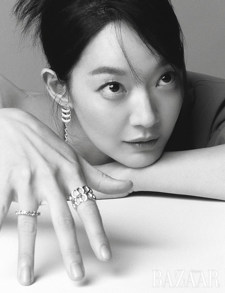 D 모티프가 나란히 놓인 ‘셀렉시옹 디’ 이어링은 39만원대, ‘센슈얼’ 네크리스는 5백88만원, 위부터 검지에 레이어드한 ‘셀렉시옹 디’ 링은 각각 97만원대, 1백28만원대, 18K 센슈얼 골드에 브라운 다이아몬드가 세팅된 ‘센슈얼’ 링은 2백98만원 모두 Didier Dubot. 재킷은 Bonbom.
