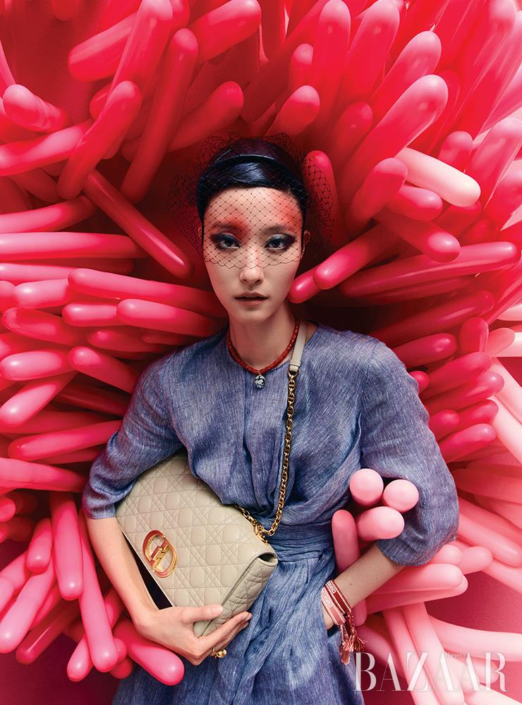 드레스, 헤어밴드, 목걸이, 팔찌, 반지, ‘디올 카로’ 라지 백은 모두 Dior.