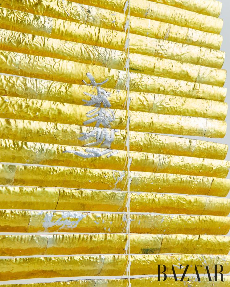 뒷 면에는 새의 깃털을 새겼다. 블라인드를 솔리드를 올리면 볼 수 있다.