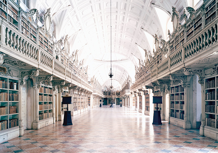 Biblioteca do Palacio e Convento de Mafra I 2006 C-Print 200x247.7cm Copyright Candida Hofer/ VG Bild-Kunst Bonn.