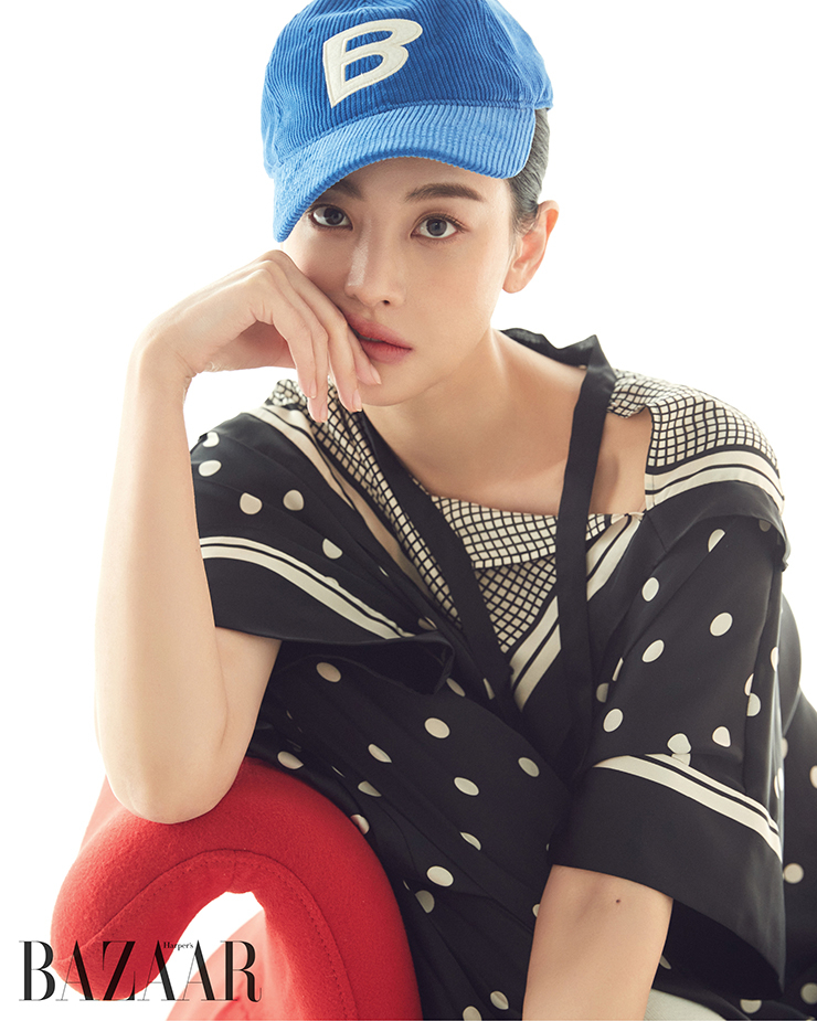 롱원피스는 1백70만원대 Sacai. 볼캡은 6만원대 Blur1.0.
