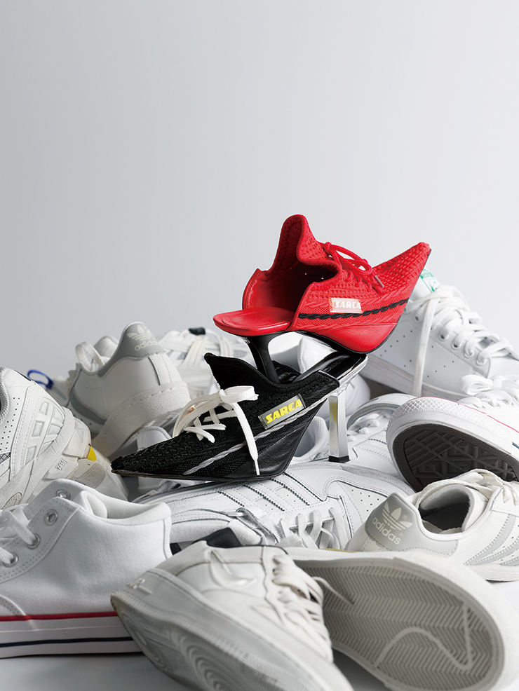 버려진 스니커즈로 제작한 블랙과 레드 하이힐은 Ancuta Sarca. 화이트 스니커즈는 모두 Addidas. Asics SportStyle. Axel Arigato. Converse. Nike.