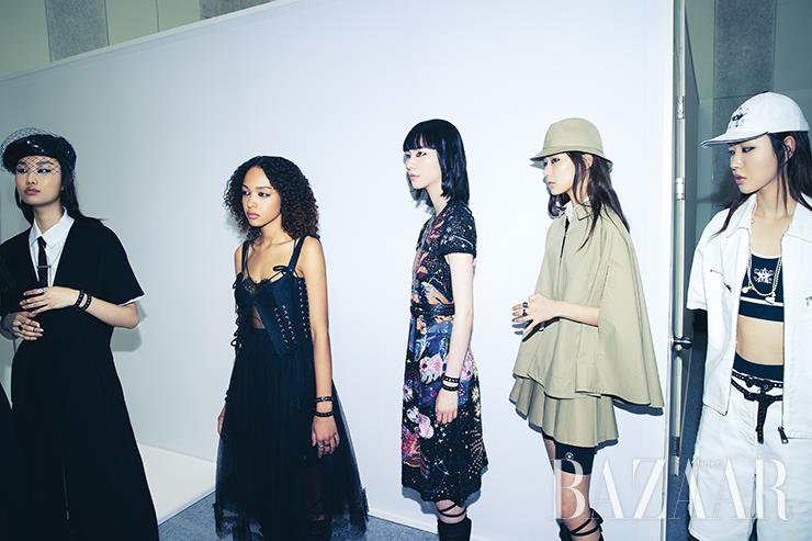 퍼스트 룩을 촬영하기 위해 줄지어 대기 중인 모델들. 