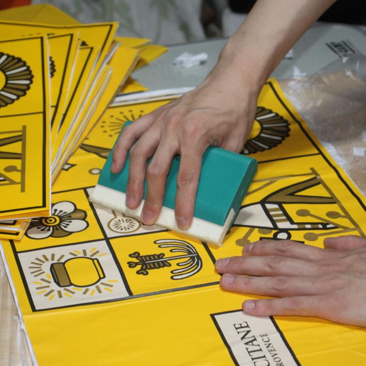 종이에 접착제를 발라 한 장씩 쌓아 올려 단단한 합지로 만드는 중.