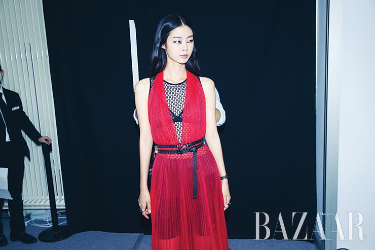 시선을 압도하는 레드 컬러 시스루 드레스에 메시 톱과 바이커 쇼츠로 스포티한 무드를 가미했다.