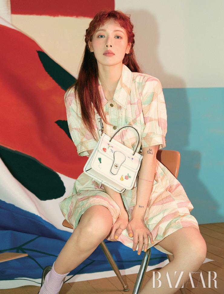 드레스, ‘윌리스 톱 핸들 18’ 백, 뮬은 모두 Coach 1941. 양말은 스타일리스트 소장품. 