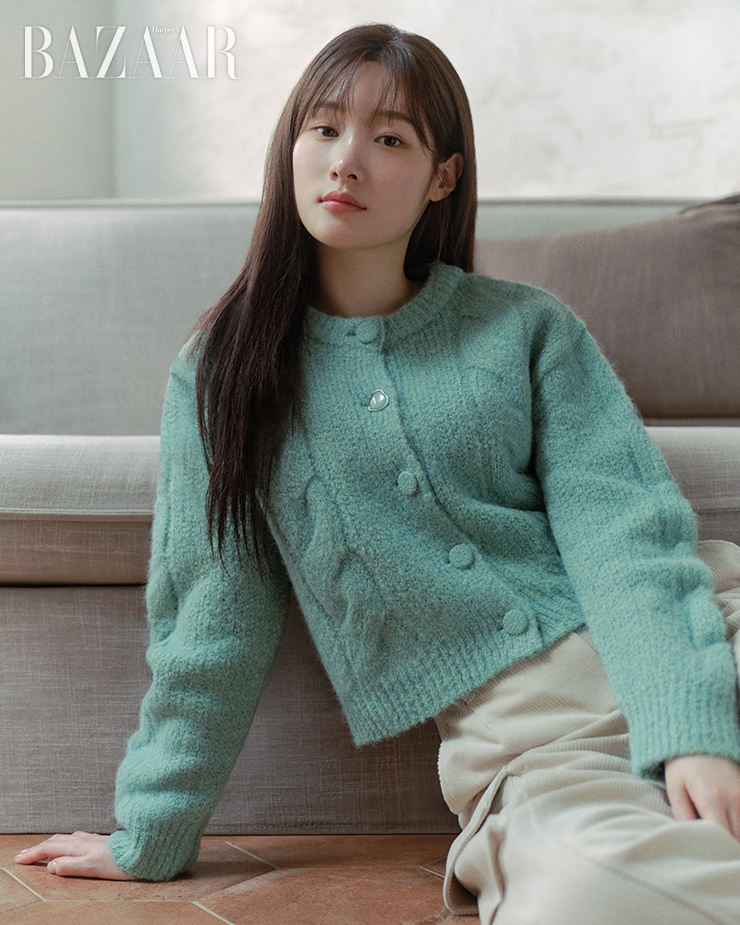  포인트 단추가 달린 케이블 조직 카디건은 27만9천원, 코듀로이 아웃 포켓 카고 팬츠는 23만9천원 On&On.