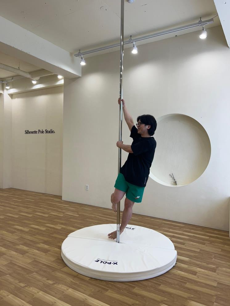 폴댄스에서 가장 쉽게 볼 수 있는 하프넥 그립
