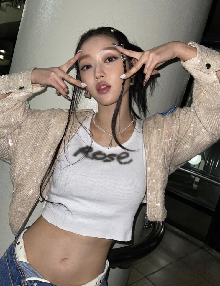 솔로곡 ‘셀피시’활동을 성공적으로 마무리한 유아의 치명적인 허리 라인은 힙스터 그 자체!