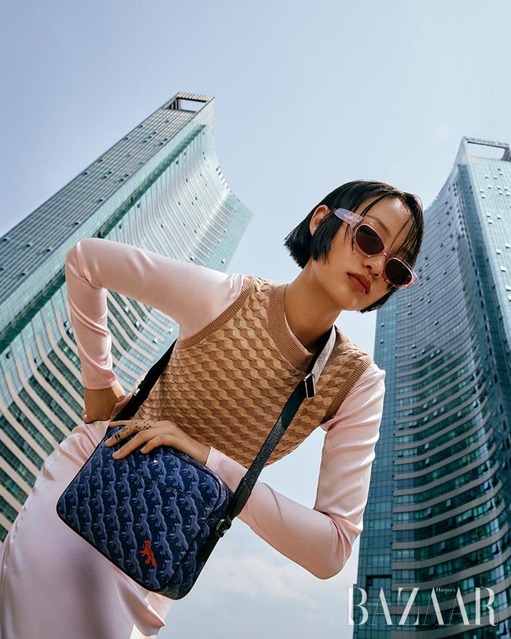 트렌디하고 감각적인 디자인의 메신저 백은 몽블랑x메종 키츠네 컬렉션 컬렉션.