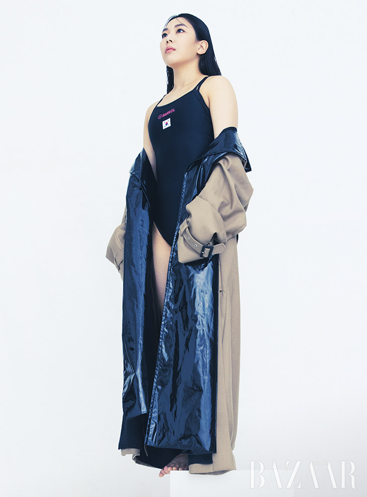 트렌치코트는 H&M Studio. 스윔수트는 모델 소장품.