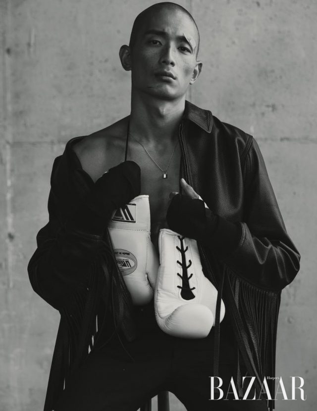 프린지 디테일의 가죽 재킷은 Givenchy by Riccardo Tisci, 스키니 팬츠는 1백90만원대로 Saint Laurent, 자물쇠 펜던트 목걸이는 78만원으로 Louis Vuitton 제품.