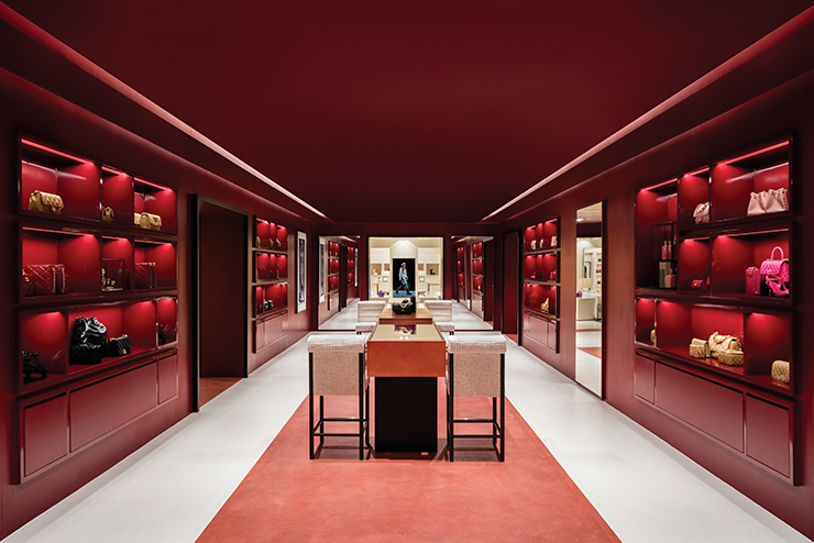 버건디 레드 컬러의 박스 형태 공간에는 샤넬의 핸드백과 스몰 레더 굿즈가 진열되어 있다. 