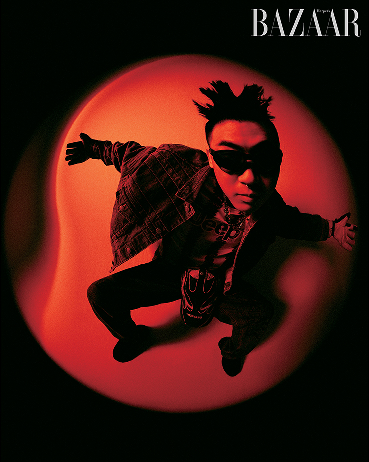 티셔츠는 Adidas. 재킷은 Supreme. 선글라스, 장갑은 Oakley. 이어커프는 Balenciaga. 노즈커프는 Portrait Report.골드 장식이 있는 목걸이는 Diesel, 실버체인 목걸이는 1017-Alyx-9sm. 모자는 Thug Club. 슈즈는 NikexStussy. 데님 팬츠는 스타일리스트 소장품. 