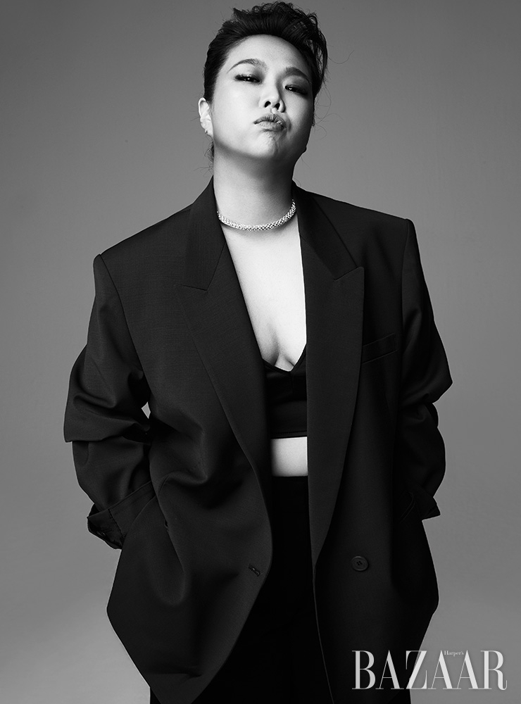 재킷은 Low Classic. 브라 톱, 팬츠는 모두 Zara. 목걸이는 H&M.