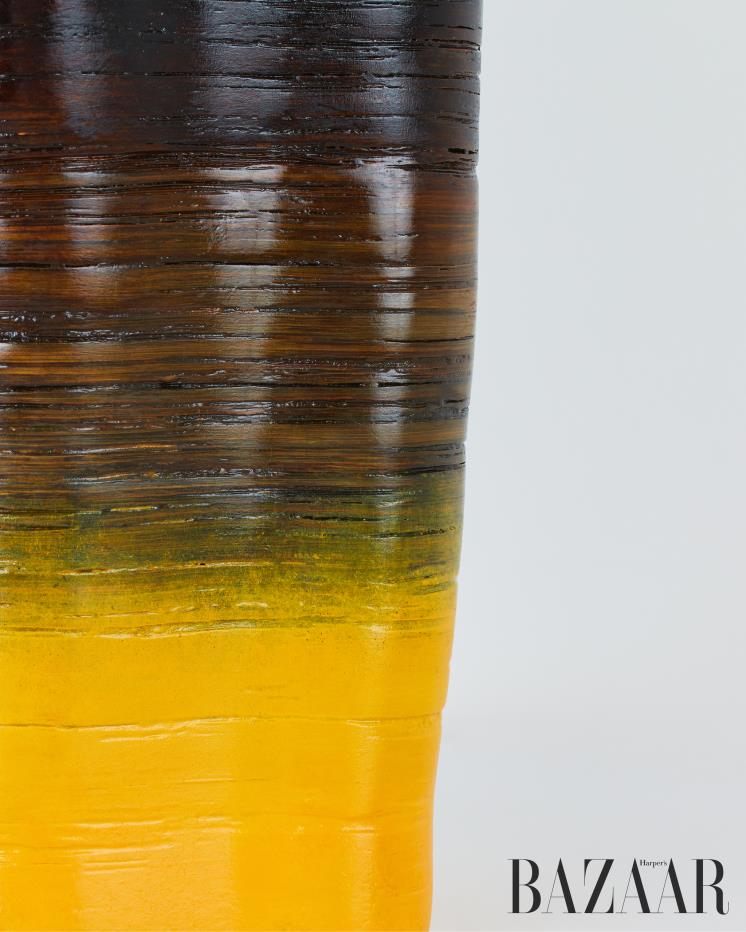 쌓아 올린 종이의 결을 느낄 수 있다. 표면에 전통 옻을 발라 방수 기능과 광택 효과를 더했다.