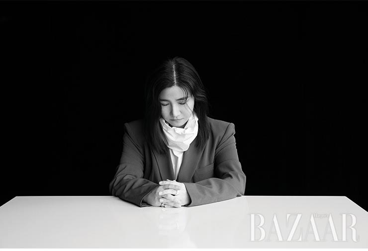 블라우스는 Laha. 재킷은 Ych. 반지는 모두 Leyie.
