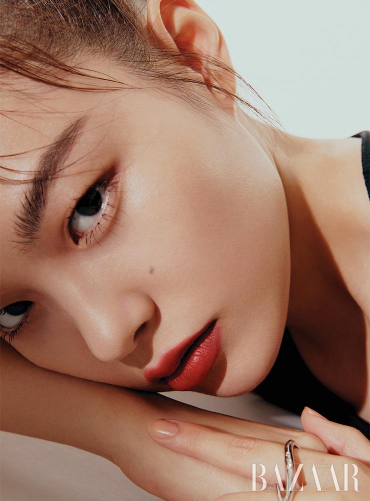 반지는 Scho Jewelry.