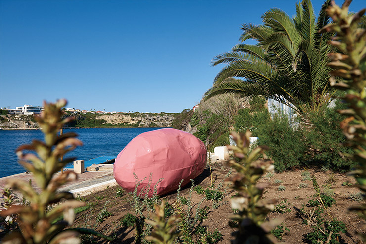 일라 델 레이의 선착장 부근에 설치된 프란츠 웨스트의 <아우토스타트>. <Autostat> (1996) by Franz West on Hauser & Wirth Menorca Private Collection. Courtesy Hauser & Wirth. Photo: Daniel Schäfer