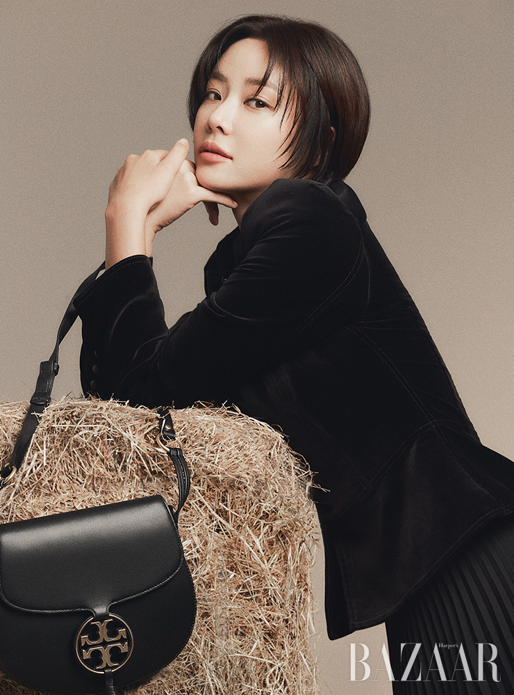 재킷, 스커트, 플랩 백은 모두 Tory Burch.
