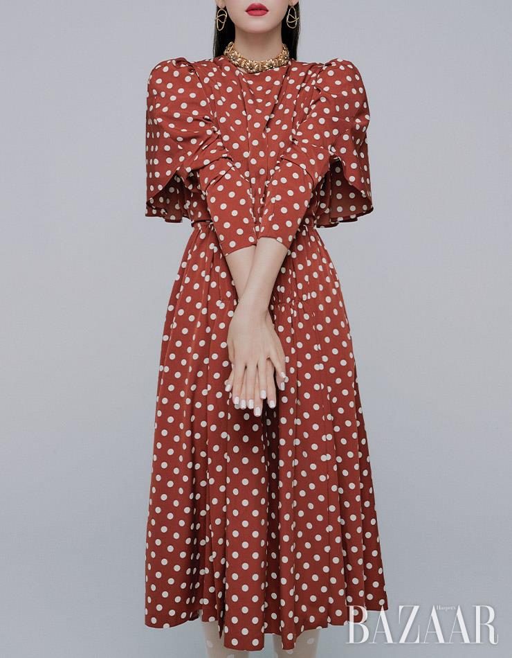 드레스는 77만원대 Pushbutton by Net-A-Porter. 귀고리는 3만8천원 Archivepke. 초커는 1백51만원 Gucci. 스타킹은 에디터 소장품.