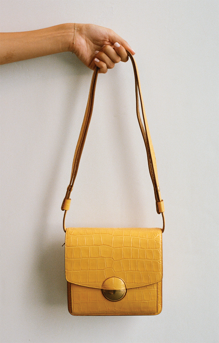 옐로 플랩 백은 Proenza Schouler.
