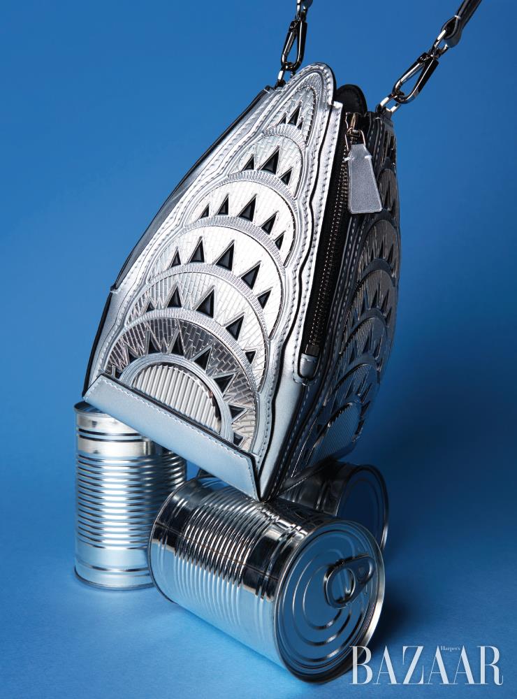 뉴욕 크라이슬러 빌딩에서 영감받은 ‘크라이슬러 백’은 Louis Vuitton. 