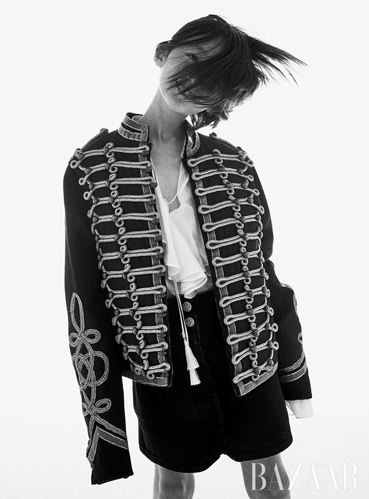 러플 블라우스, 밀리터리 재킷은 Etro. 데님 쇼츠는 Chanel.