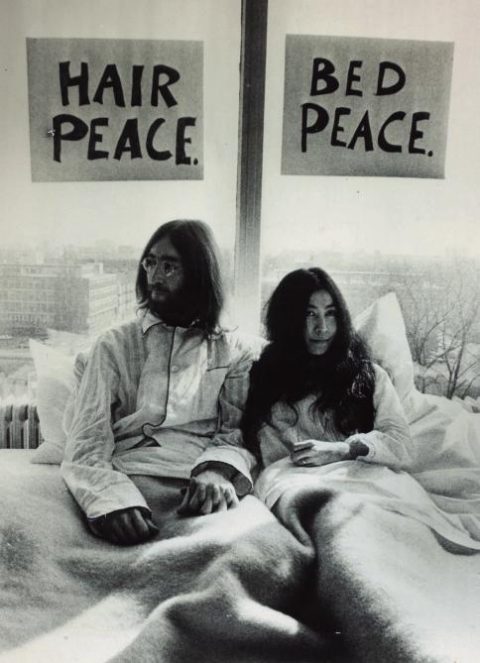 1969년 ‘침대 시위’를 하는 존 레넌과 오노 요코