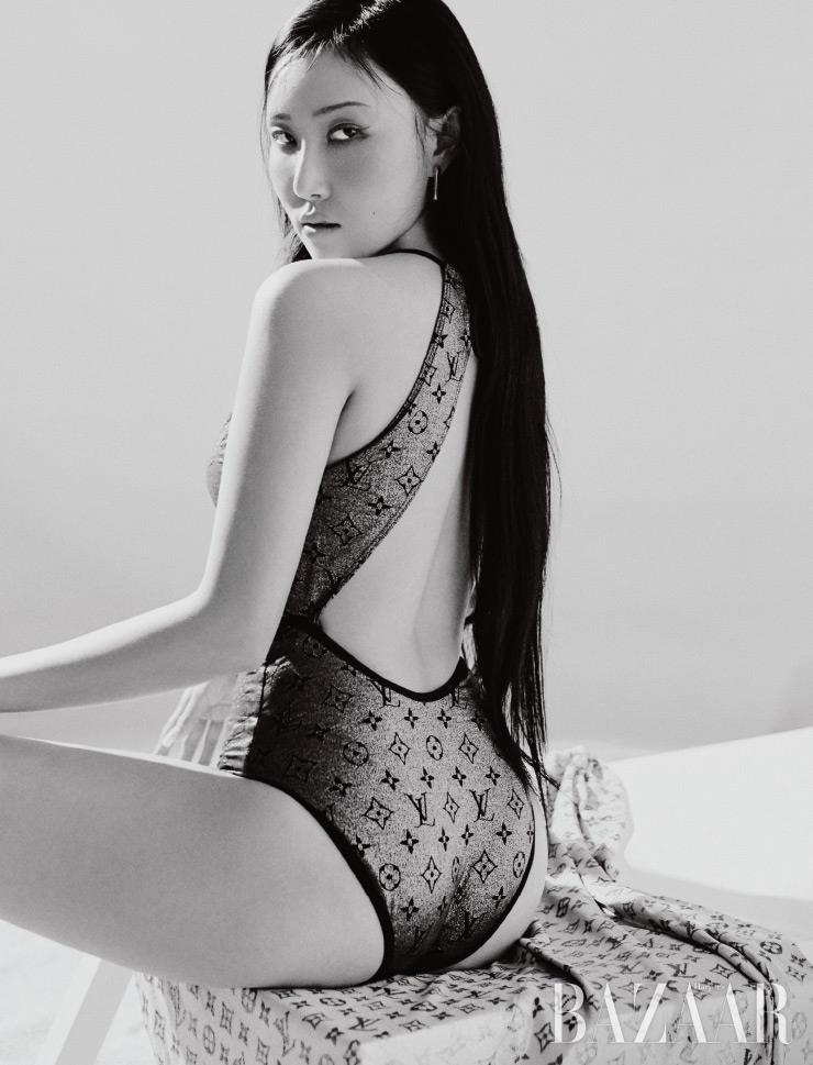 홀터넥 수영복, 귀고리, 선베드에 놓인 튜닉 톱은 모두 Louis Vuitton. 