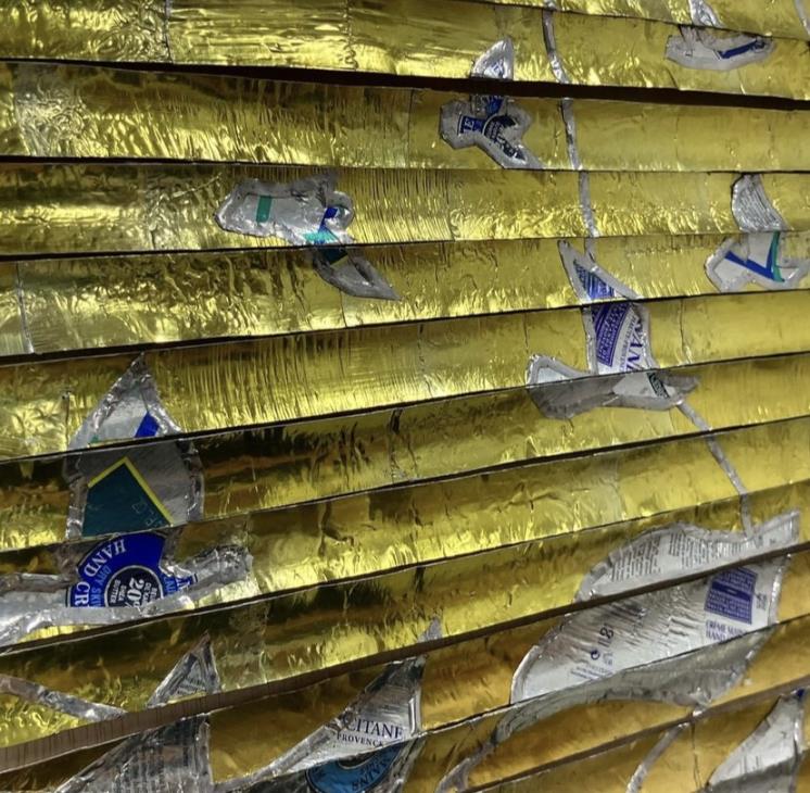 새 모양 조각에 센스 있게 활용한 록시땅 핸드크림 로고를 찾아보자.