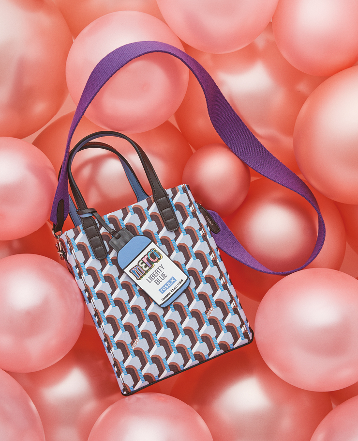 카바스 모노그램 토트 취향과 스타일에 따라 골라 멜 수 있는 다양한 크기와 패턴이 돋보이는 토트백 컬렉션. 그날의 기분에 따라, T.P.O.에 따라 착용할 수 있다. 블랙 컬러 29만8천원, 캐멀 컬러 26만8천원, 레드 컬러 17만8천원, 모두 로사케이.