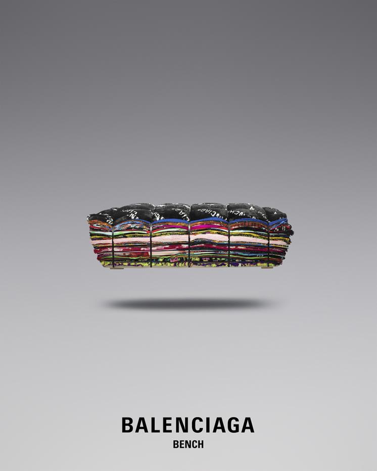 BALENCIAGA 아티스트 테조 레미가 작업한 업사이클 소재의 벤치이며 맞춤 제작이다.