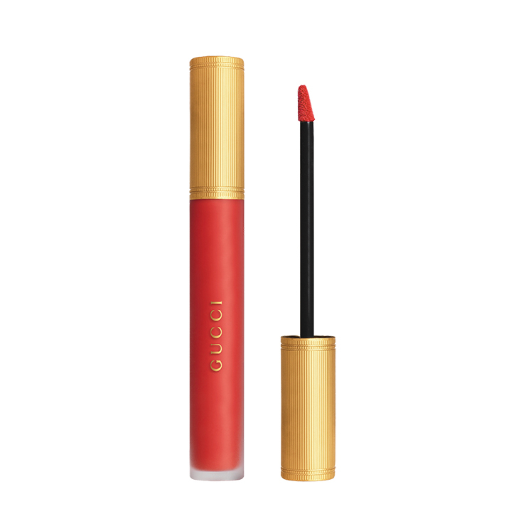 Gucci Beauty 루즈 아 레브르 리퀴드 매트, 골디레드 크리미한 제형이 시간이 지나면 파우더리하게 변하면서 부드러움을 남긴다. 5만9천원.