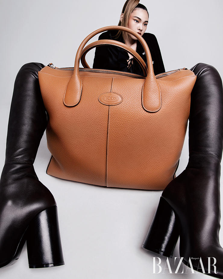토트 백은 Tod’s. 카디건과 블라우스는 Blumarine. 사이하이 부츠는 3백30만원대 Burberry.