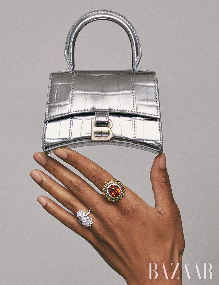메탈릭한 소재로 완성한 톱 핸들 백은 1백20만원대 Balenciaga.