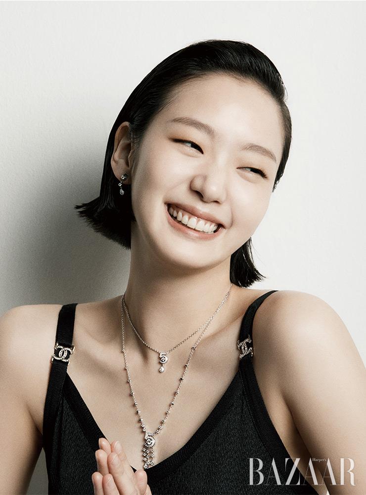‘이터널 N°5’ 귀고리, 레이어드한 목걸이는 모두 Chanel Fine Jewelry.