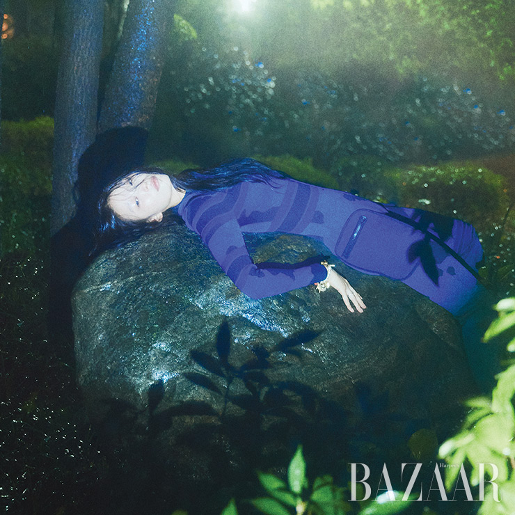 카무플라주 점프수트, 팔찌, 반지는 모두 Dior.