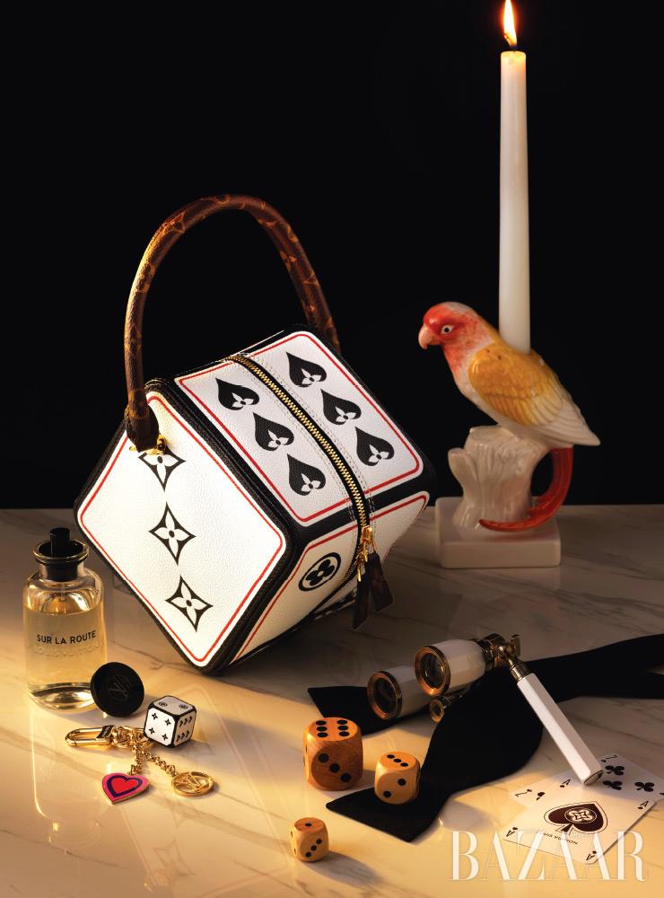 주사위 모티프의 ‘게임 온 스퀘어’ 백은 Louis Vuitton.