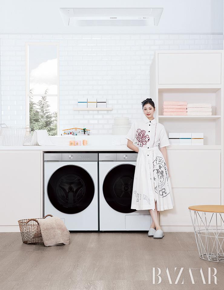 삼성 비스포크 그랑데 AI, 무풍 시스템에어컨은 모두 삼성전자. 원피스는 Dior. 귀걸이와 반지는 모두 Dior Joaillerie.