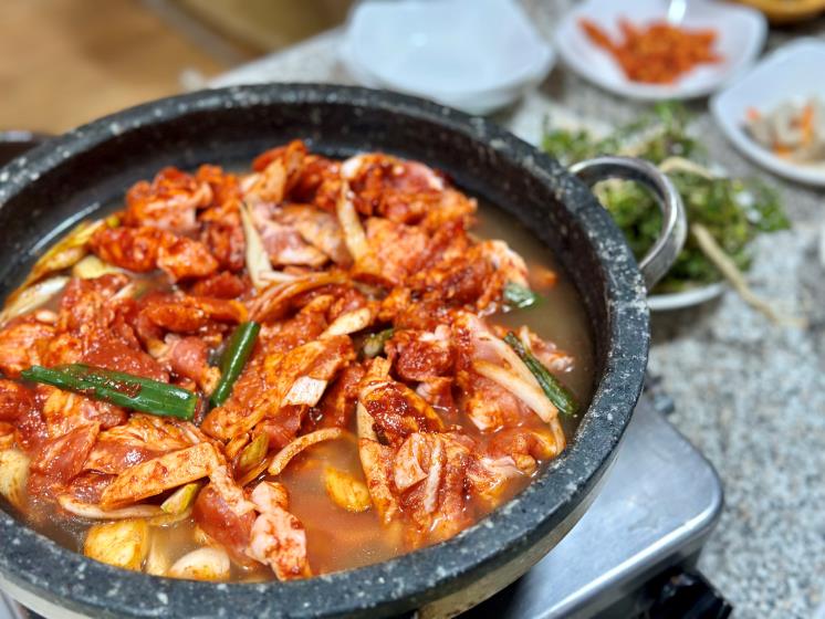 [more] 맘포식당의 대표 요리인 돼지주물럭