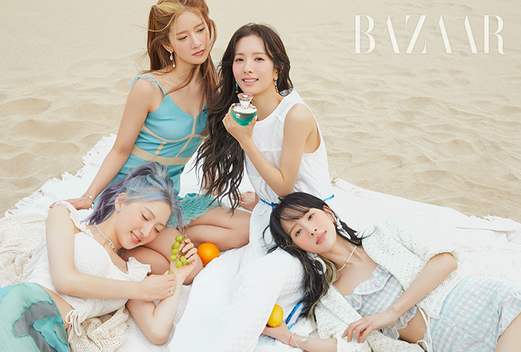 엑시가 입은 드레스는 Moschino, 브레이슬릿은 Swarovski, 이어링은 Aimelbie. 보나가 입은 맥시 드레스는 Bmuet, 이어링은 Miniya. 은서가 입은 스커트는 Acne Studios, 네크리스는 Miniya, 링은 macier x Amondz. 설아의 네크리스는 Deepbrow x Amondz.