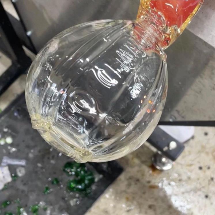 이모르뗄 꽃을 형상화하기 위해 유리에 공기를 주입하는 모습.