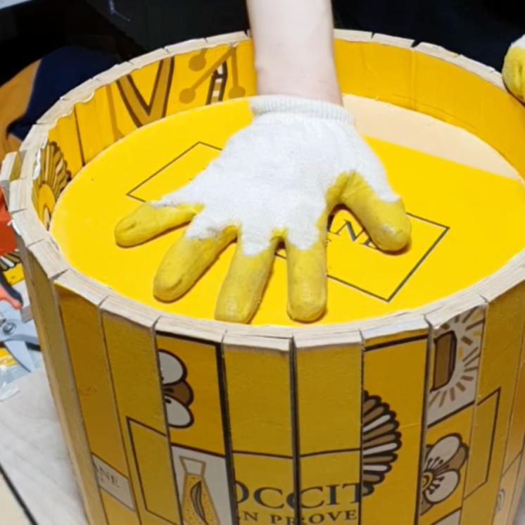 합지를 조립해 화분의 형태를 만들었다.