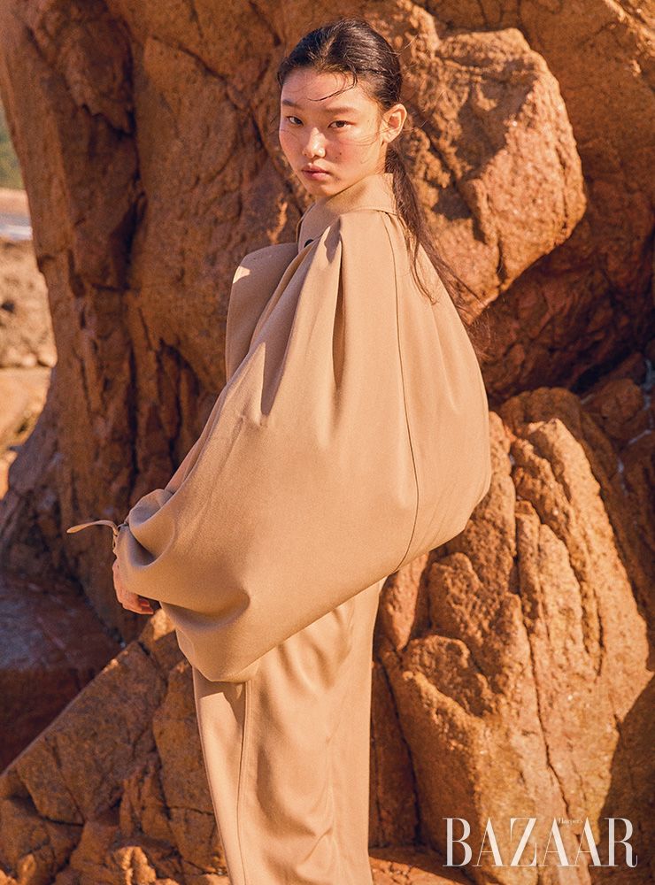 케이프 스타일의 트렌치코트는 JW Anderson. 