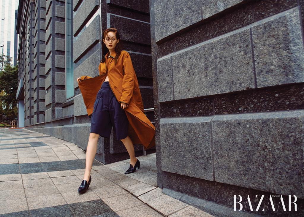 트렌치코트, 버뮤다팬츠, 펌프스는 모두 Tod’s.