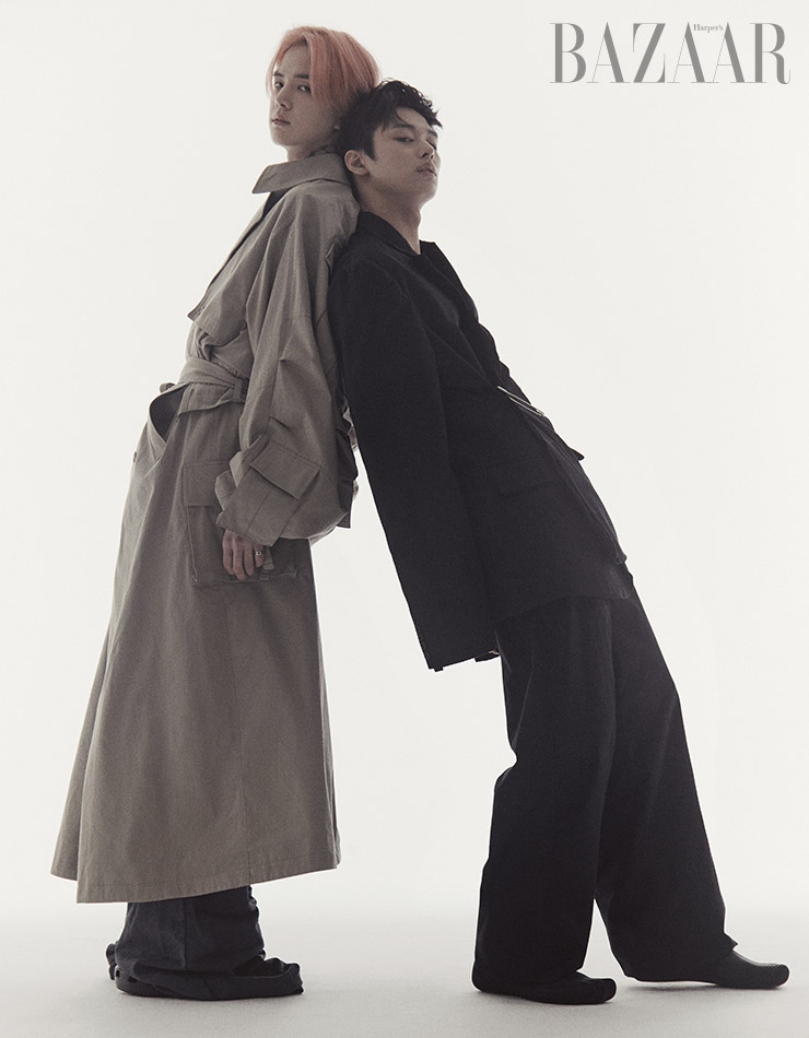 영훈이 입은 오버사이즈 트렌치코트, 엑스트라 라지 팬츠, 주연이 입은 오버사이즈 수트, 울트라 플랫 슈즈는 모두 Balenciaga.  