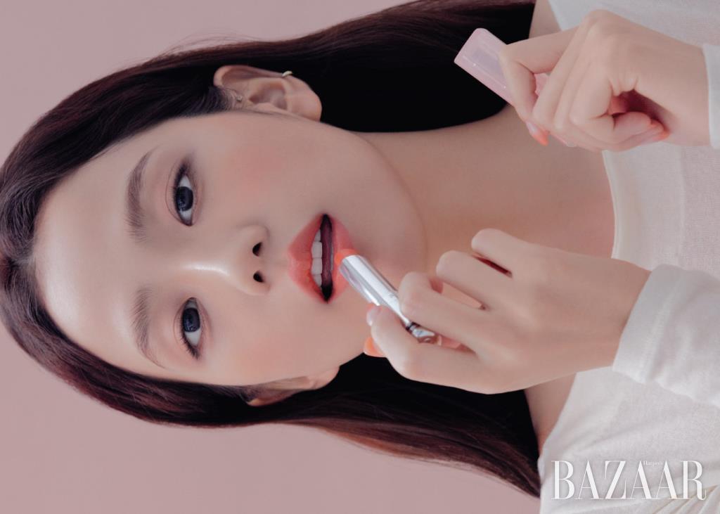 지수가 들고 있는 제품은 ‘디올 어딕트 립 글로우’ #017 울트라 코랄. 지수는 이 제품과 함께 립 글로우 오일 #004 코랄, ‘디올 백스테이지 로지 글로우 블러쉬’ #004 코랄을 사용해 팝 코랄 룩을 연출했다.1월에 출시하는 립 글로우 울트라 코랄은 한국 여성을 위해 탄생한 컬러.