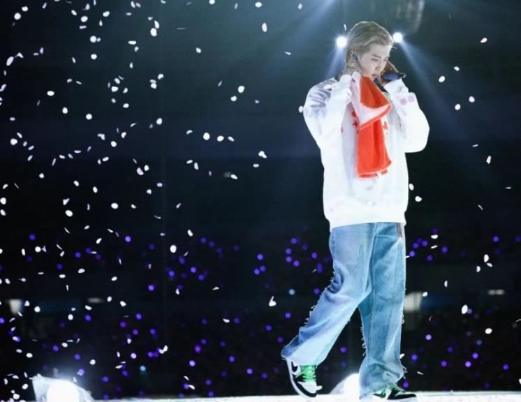 사진 / RM 인스타그램 @rkive
