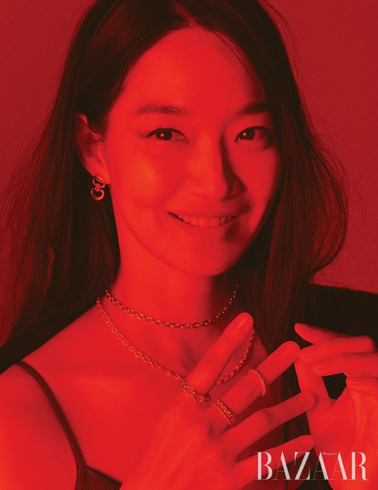 실버 ‘셀렉시옹 디’ 이어링은 21만원대, 14K 옐로 골드 ‘드봉디디’ 네크리스는 1백98만원, 18K 옐로 골드에 브라운 다이아몬드가 세팅된 ‘센슈얼’ 네크리스는 5백88만원, 검지에 착용한 ‘센슈얼’ 링은 1백78만원, 중지에 레이어드한 ‘센슈얼’ 링은 위부터 69만원대, 2백98만원, 49만원대 모두 Didier Dubot. 재킷은 Ports 1961. 드레스는 Victoria Beckham by Mue.